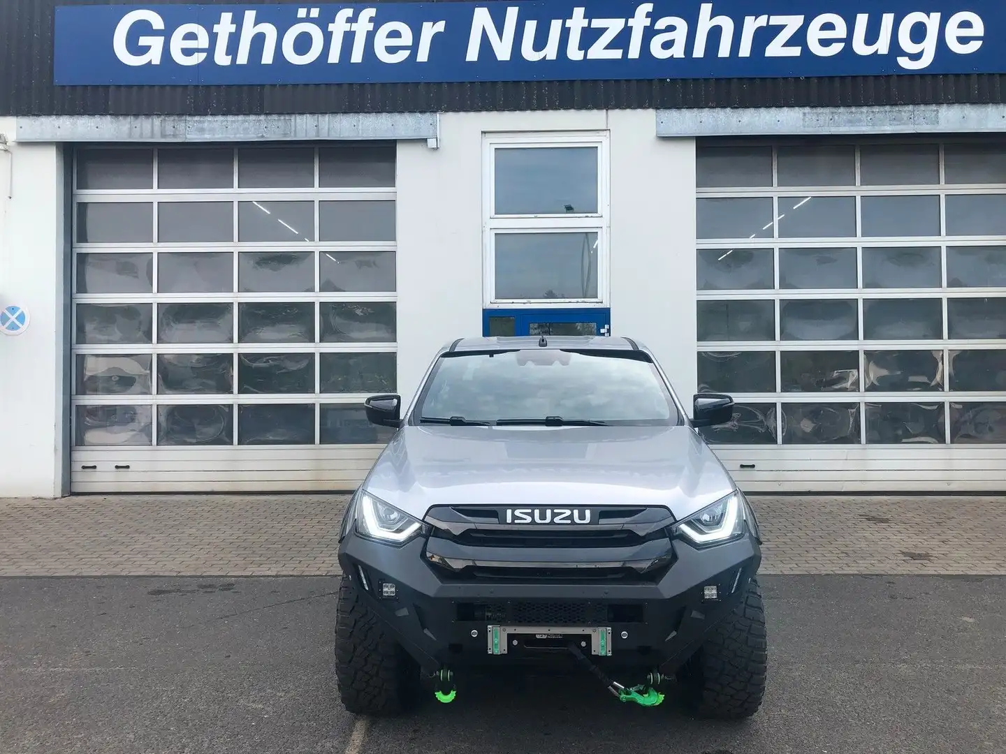 Isuzu D-Max Double Cab 4x4 V-Cross MT +Offroad+Winde+ Stříbrná - 2
