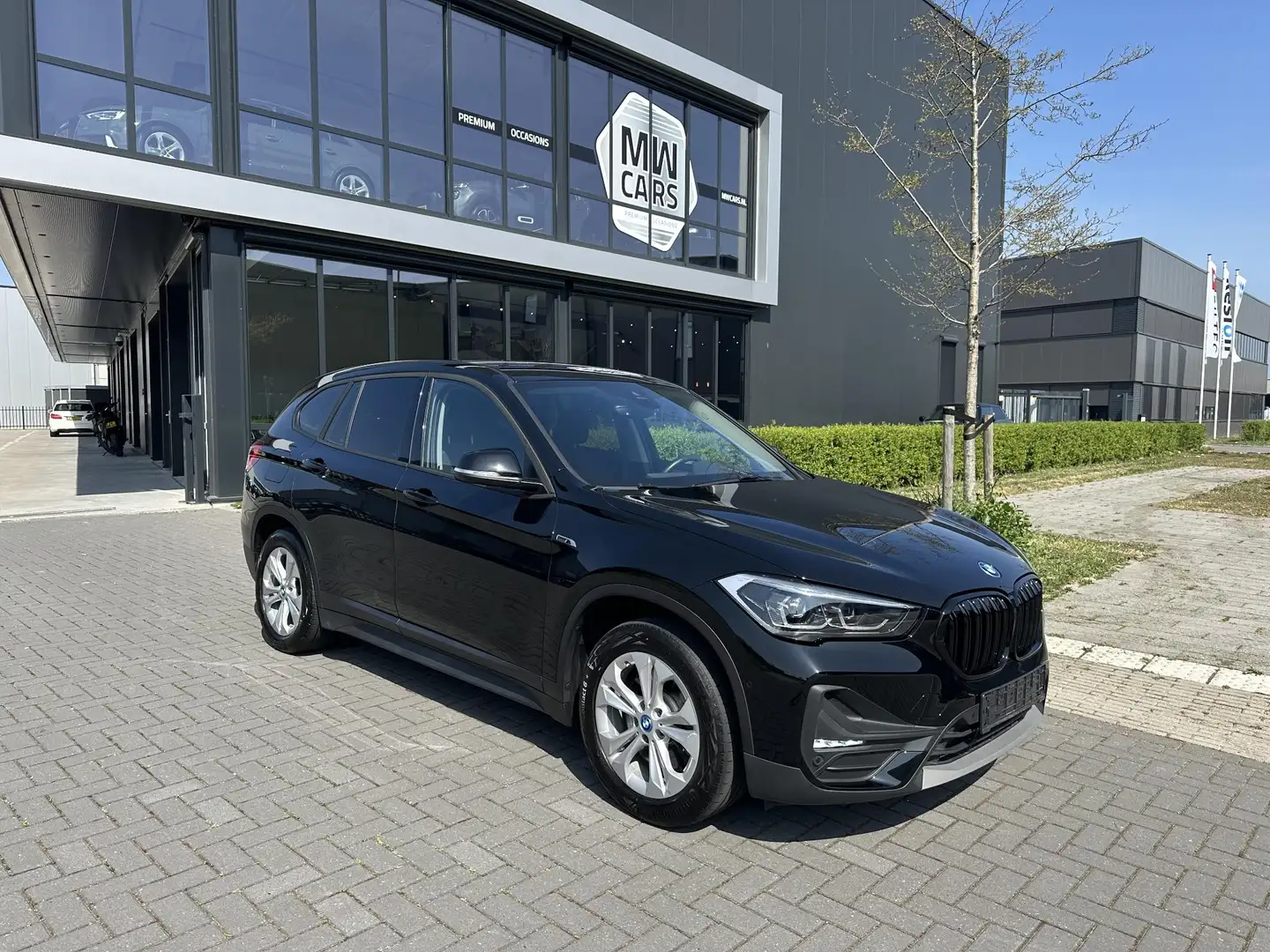BMW X1 xDrive25e Executive Sportstoel, Navi, Camera, LED, Zwart - 1