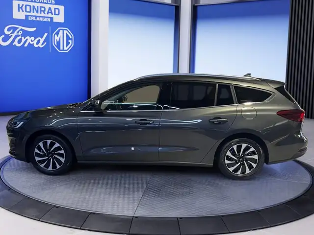 Ford Focus view 3