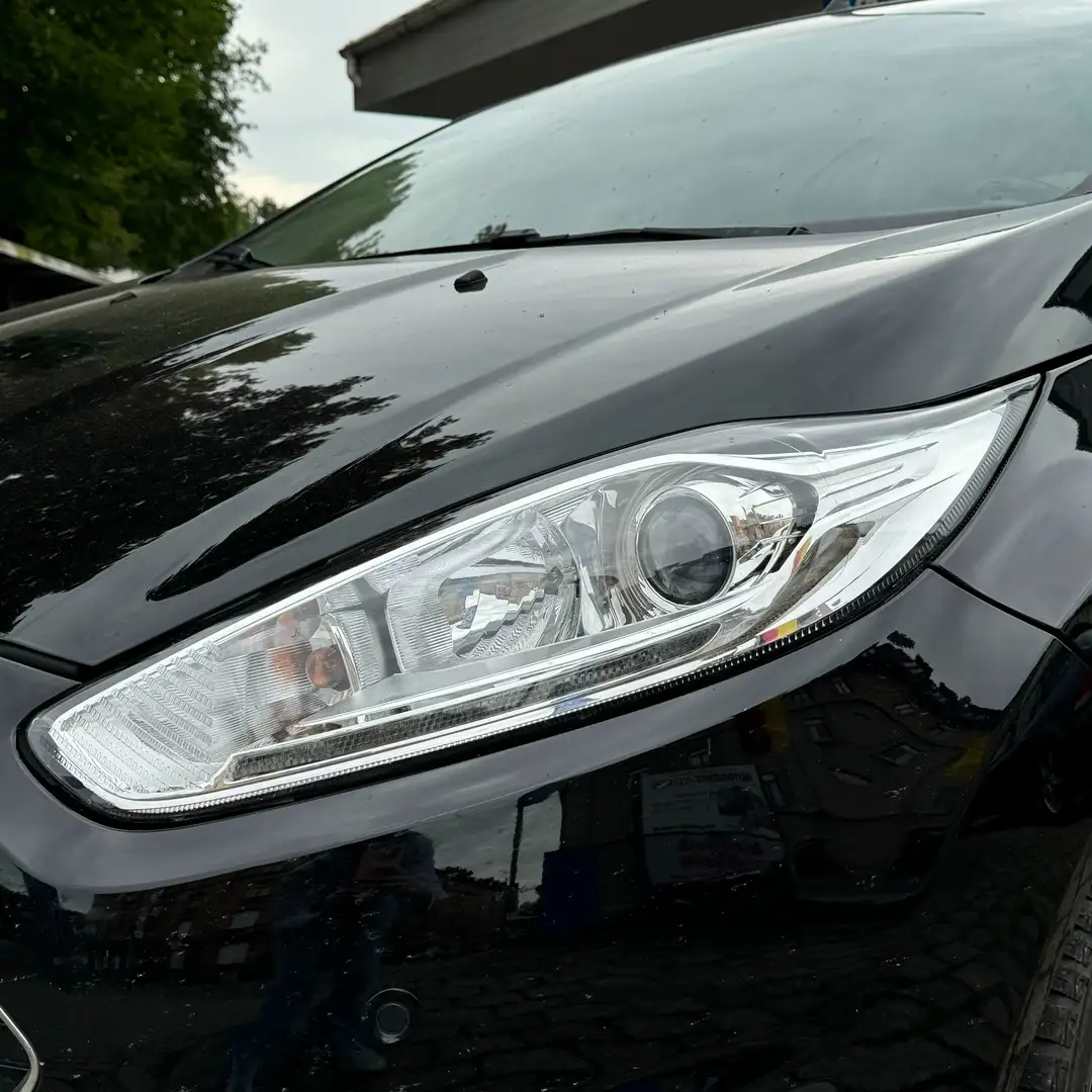 Ford Fiesta Celebration Schwarz - 2