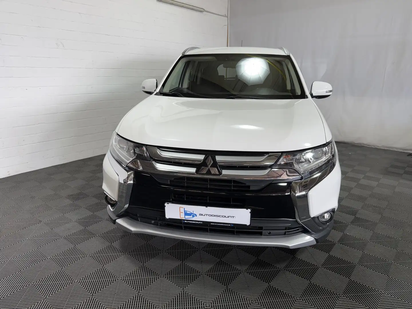 Mitsubishi Outlander 2.2 DI-D Plus 4WD KeyGo RFK AHK 7.Sitzer 110 kW... Weiß - 2