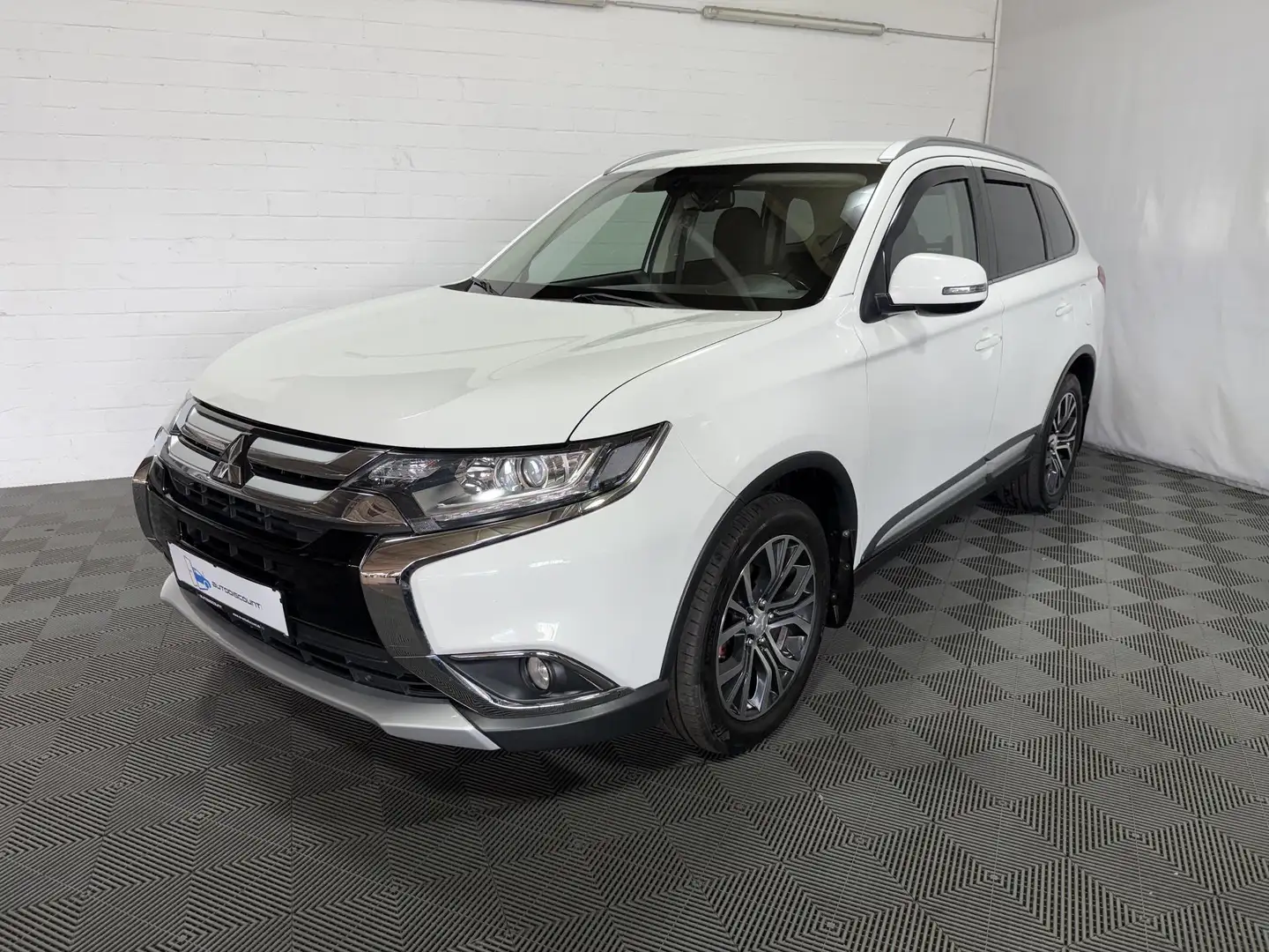 Mitsubishi Outlander 2.2 DI-D Plus 4WD KeyGo RFK AHK 7.Sitzer 110 kW... Weiß - 1