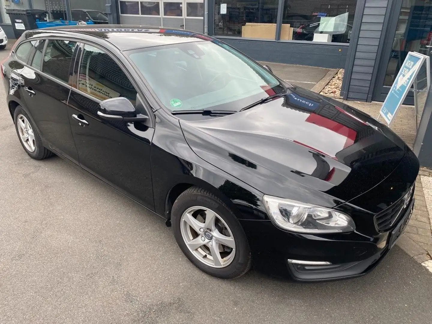 Volvo V60 D 3  Kombi Kinetic Schwarz - 1