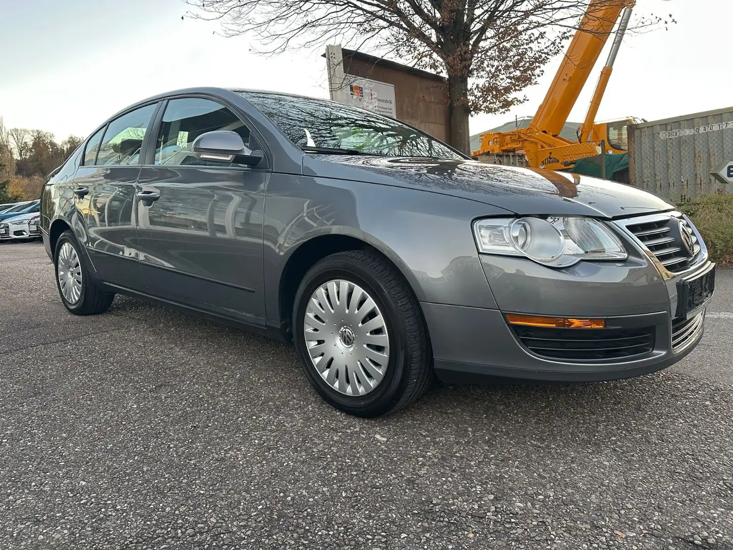 Volkswagen Passat Lim. Trendline 1.6 FSI TÜV NEU 1.Hand SHZ Gris - 2