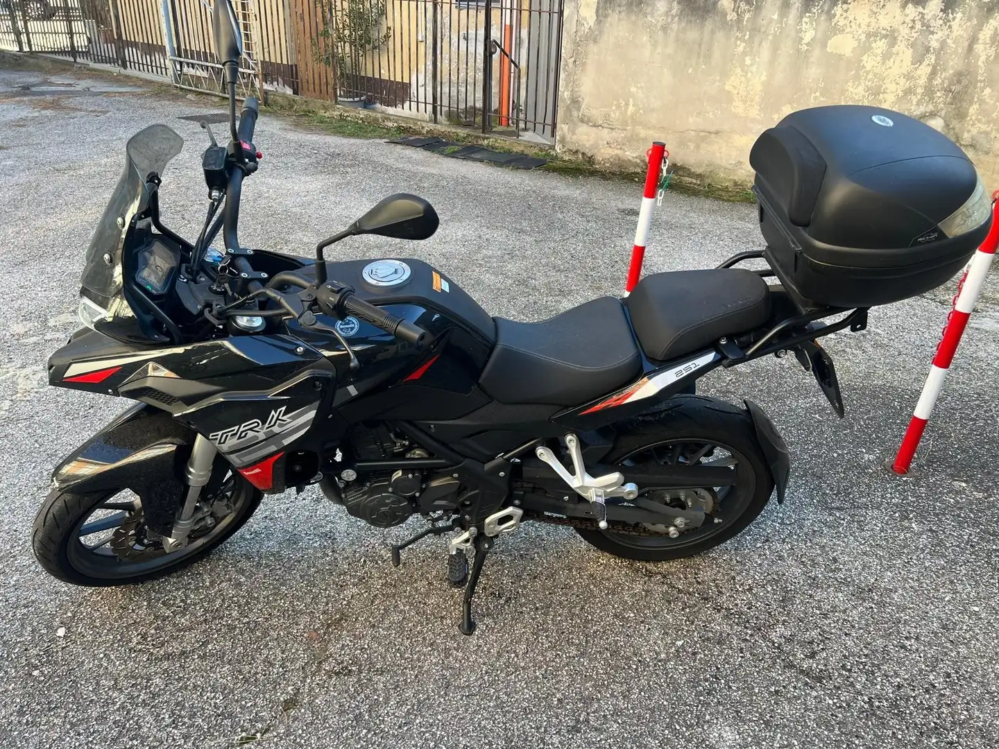Benelli TRK 251 Černá - 1