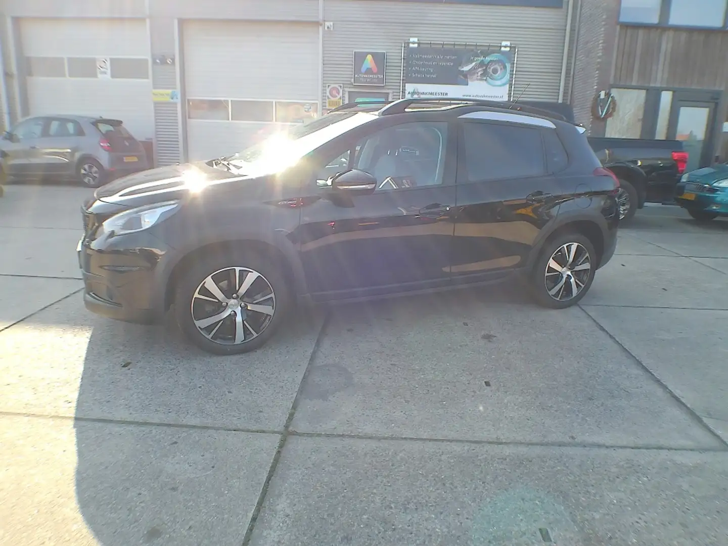 Peugeot 2008 1.2 PureTech GT-Line Zwart - 2
