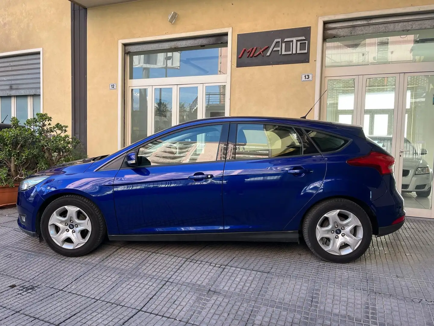 Ford Focus Focus 5p 1.5 tdci Titanium s Blau - 2