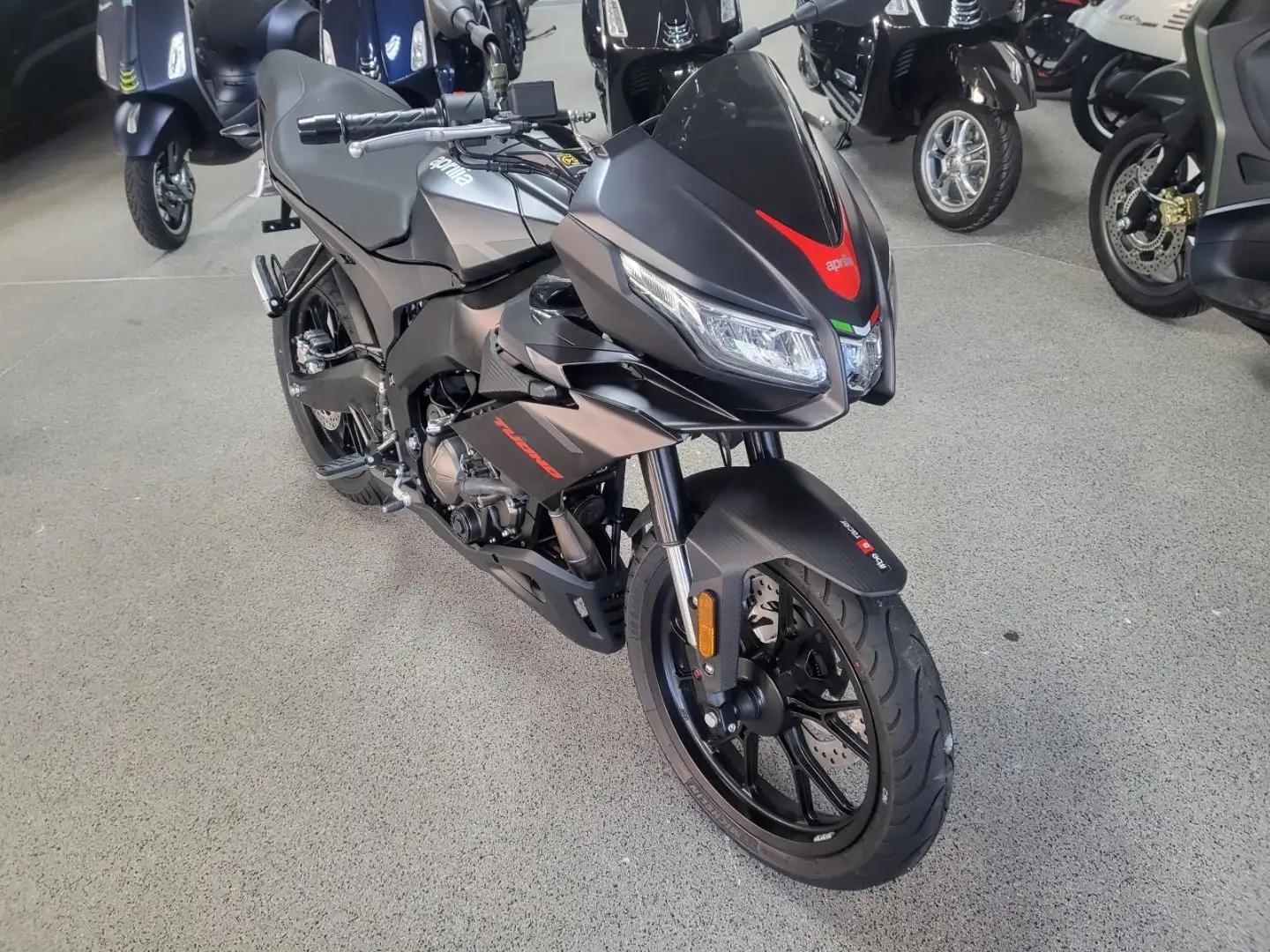 Aprilia Tuono 125 E5 + Mamba Grey Grijs - 2