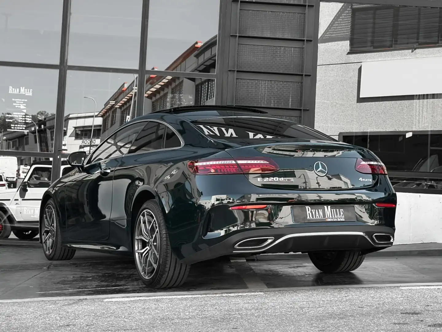 Mercedes-Benz E 220 Coupé 220d 4Matic 9G-Tronic Vert - 2