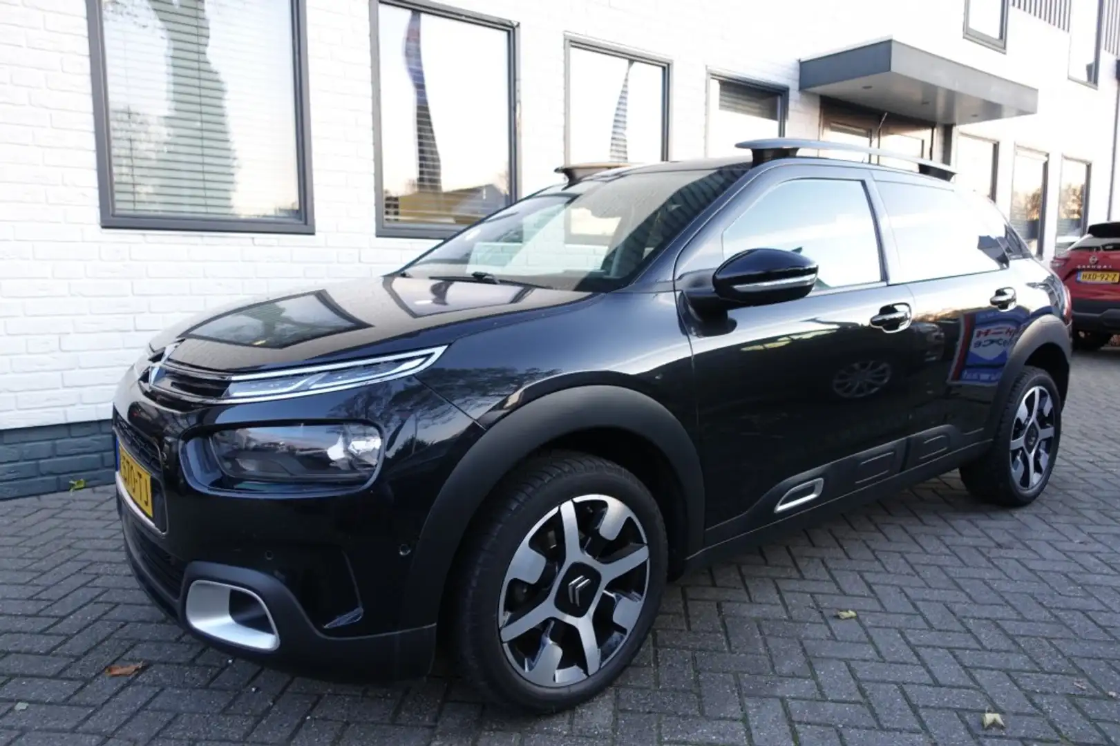 Citroen C4 Cactus 1.2 PURETECH SHINE Automaat Met Nw Riem en 4* Nw b Schwarz - 1