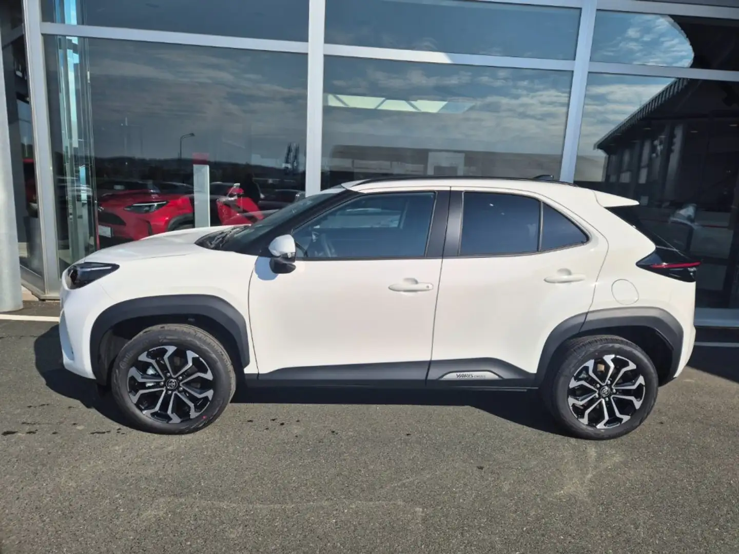 Toyota Yaris Cross SUV 5-türig Active Drive 1,5 VVT-i Hybrid *SAFETY-PAKET* Weiß - 2