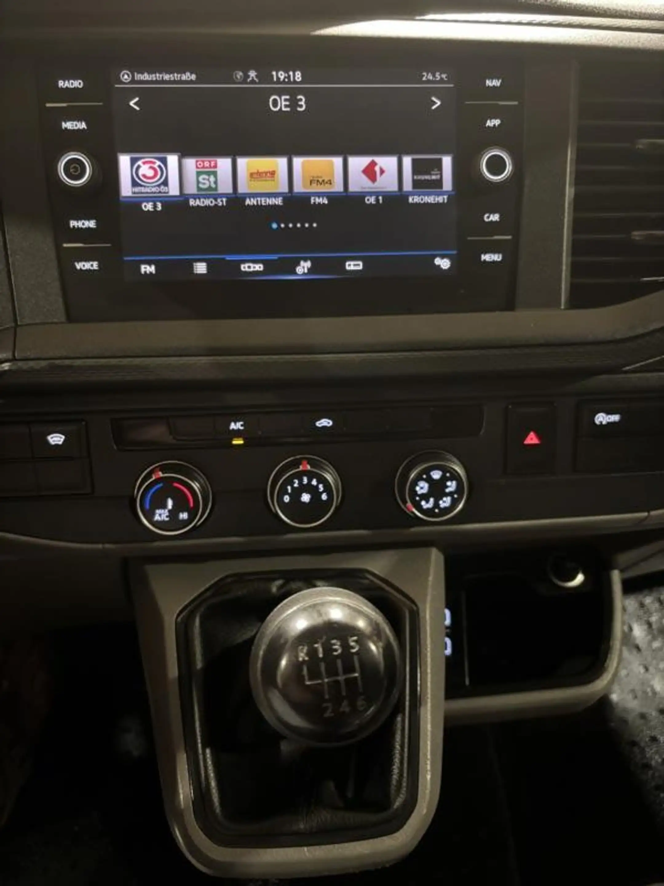 Volkswagen T6.1 Transporter Kasten 2,0TDI KLIMA NAVI PDC FRONTSCHEIBENHEIZUNG — photo 11