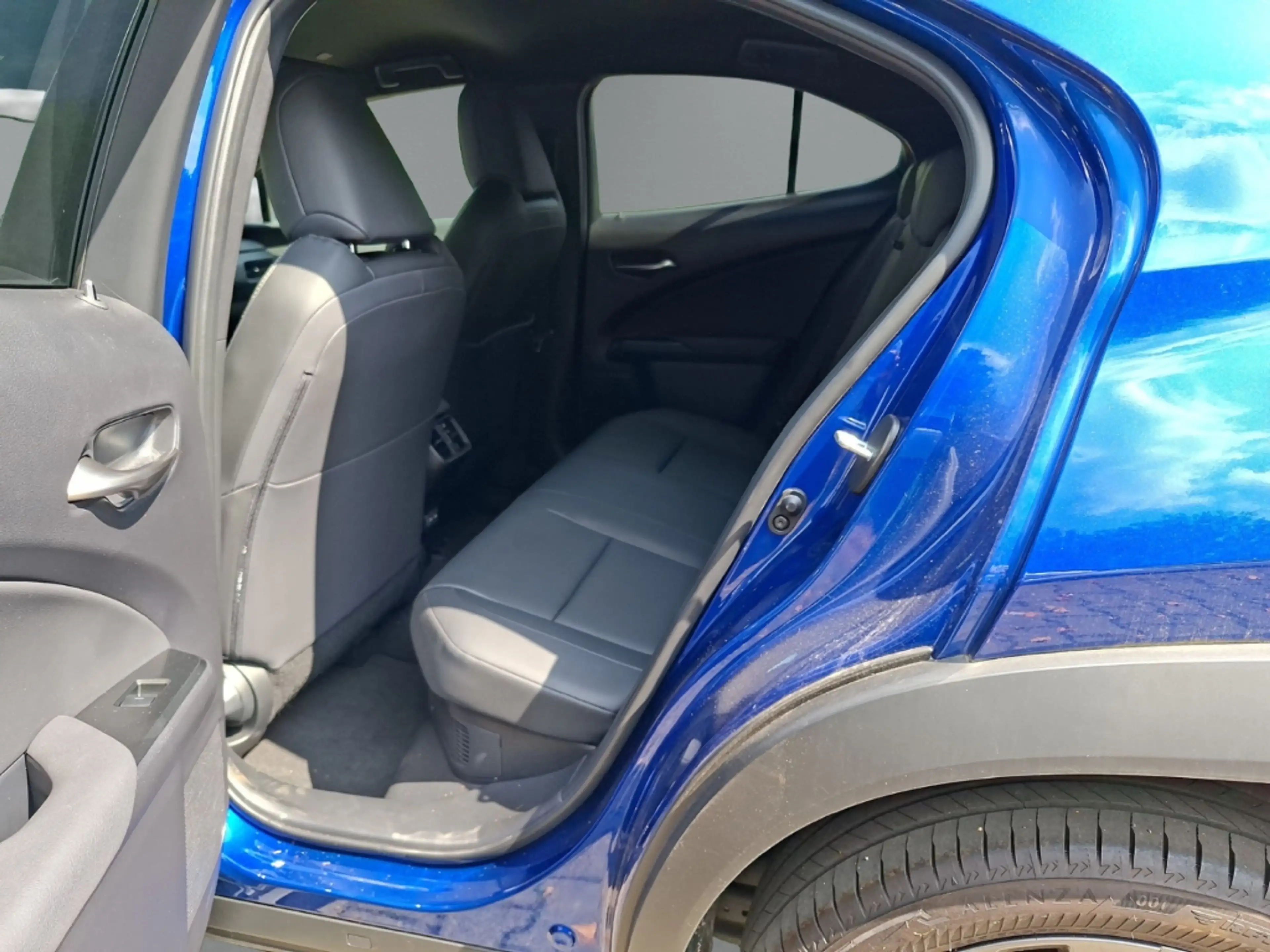 Lexus UX 300h F SPORT Navi Digitales Cockpit LED Blendfreies Fer — photo 11