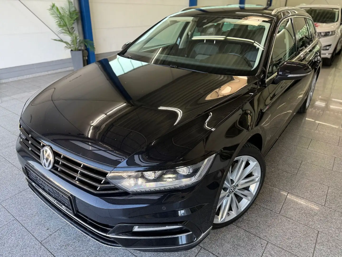 Volkswagen Passat Variant 2.0 TDI*R-LIN*4MOT*DSG*360*DYN*ZHNR-NEU*NAV*ACC Schwarz - 1