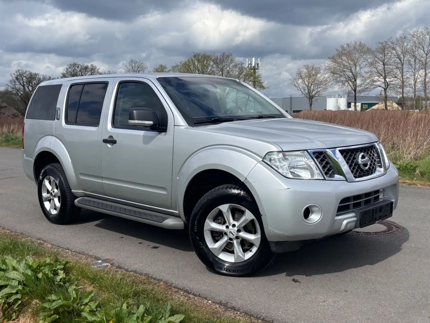 Nissan Pathfinder 2.5 dCi XE LKW Klimatronic SHZ AHK Silber - 1