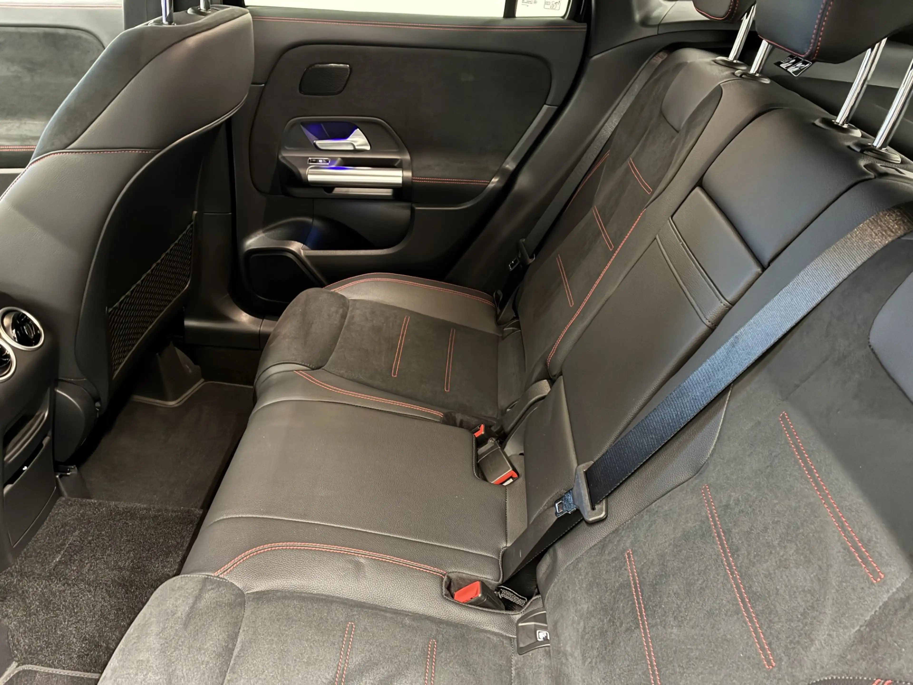 Mercedes-Benz GLA 200 d 4MATIC — photo 11