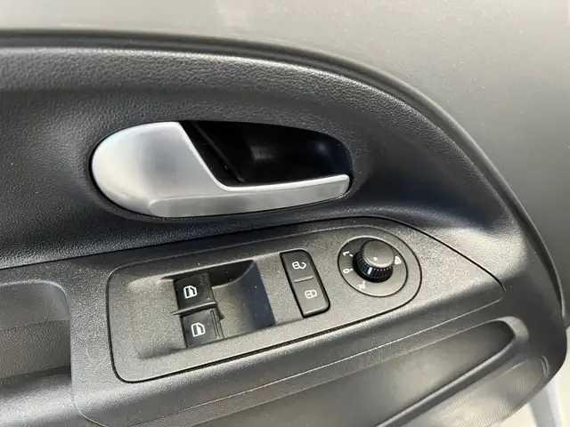 Volkswagen E-Up! view 20