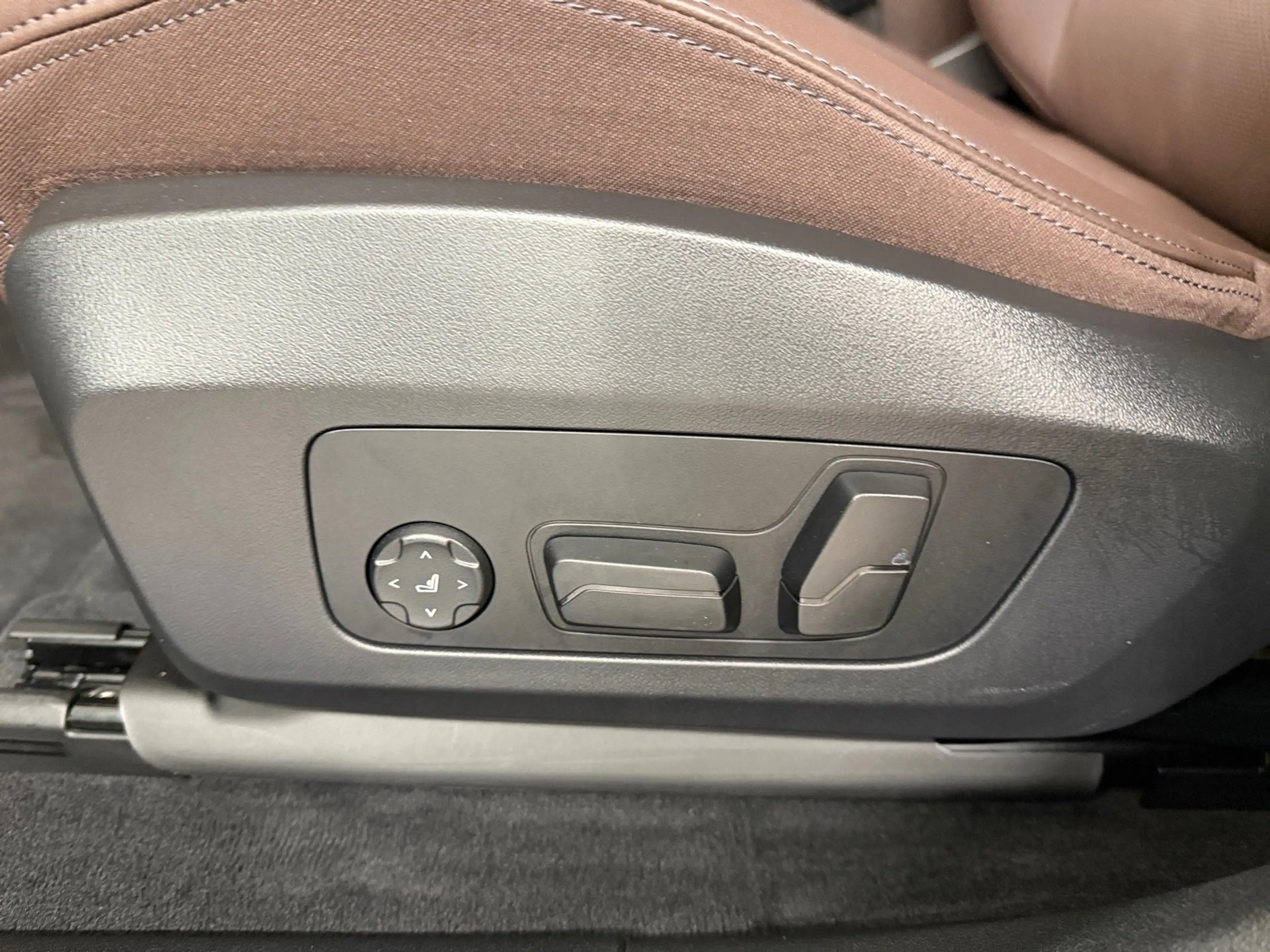 BMW iX2 xDrive30 — photo 6