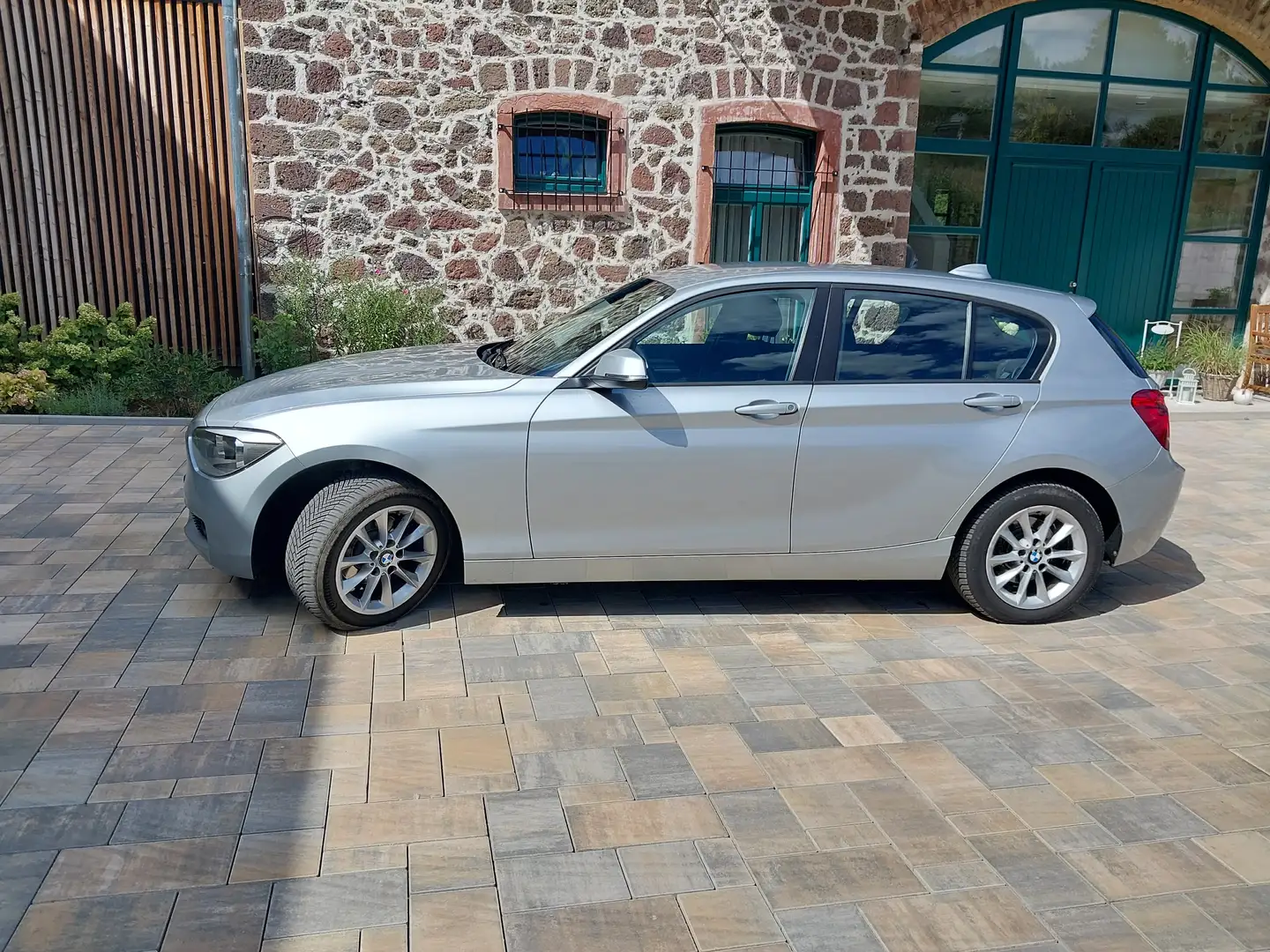 BMW 116 1er (5-Türer) 116i Aut. Stříbrná - 1