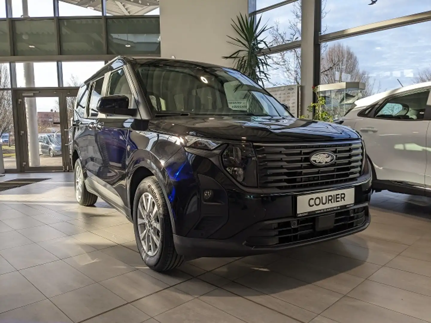 Ford Tourneo Courier 1.0 l Ecoboost 92 kW Titanium Zwart - 2