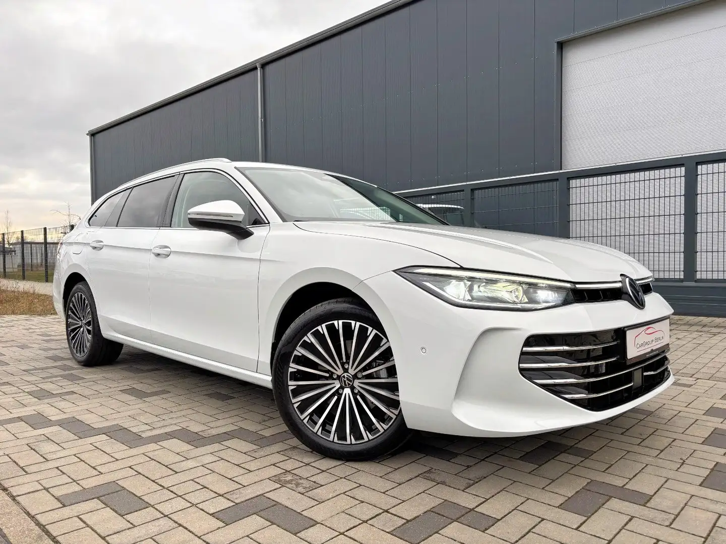 Volkswagen Passat Variant 1.5 eTSI Elegance ACC AHK MATRIX Biały - 1