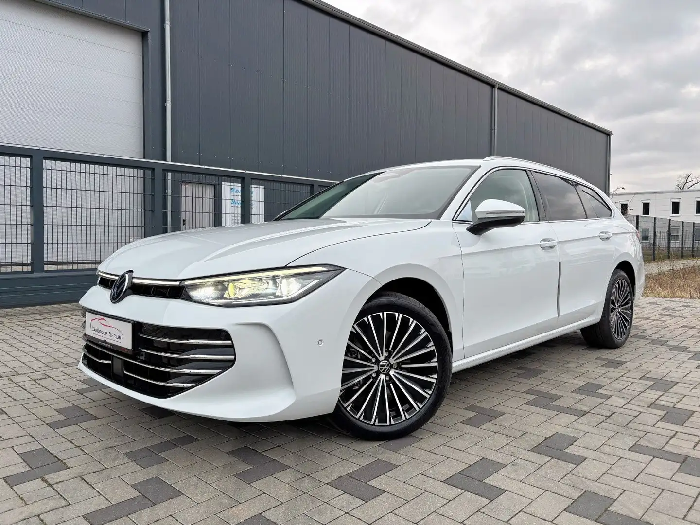 Volkswagen Passat Variant 1.5 eTSI Elegance ACC AHK MATRIX Biały - 2