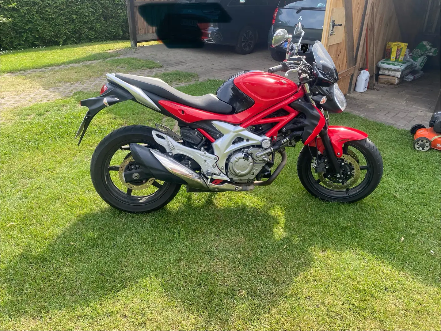 Suzuki Gladius 650 Rood - 1