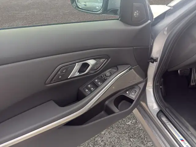 BMW 3 Series view 9