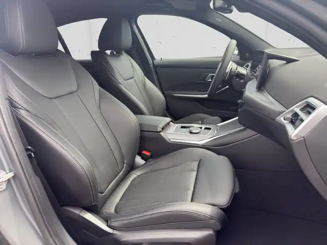 BMW 3 Series view 15