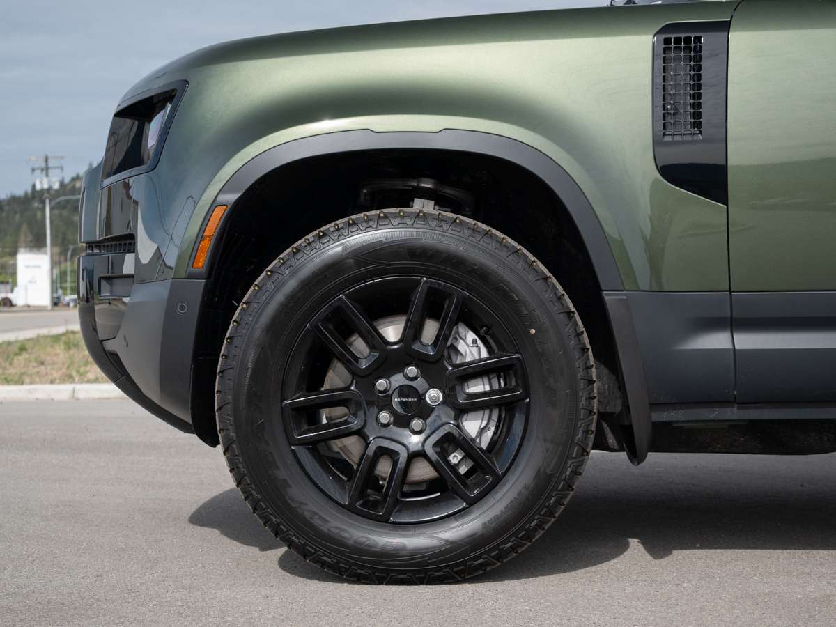 2026 Land Rover Defender 110 P300 S thumb 9
