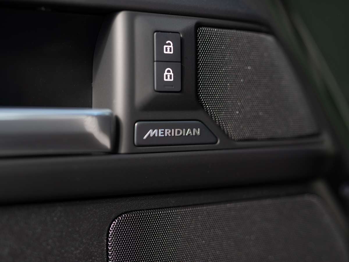 2026 Land Rover Defender 110 P300 S thumb 12