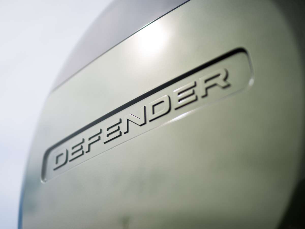2026 Land Rover Defender 110 P300 S thumb 10