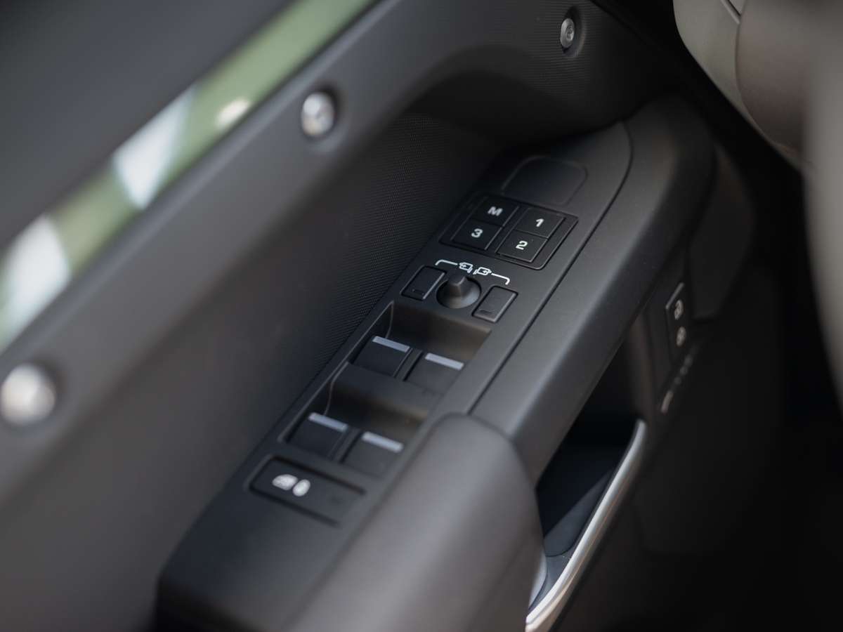 2026 Land Rover Defender 110 P300 S thumb 11