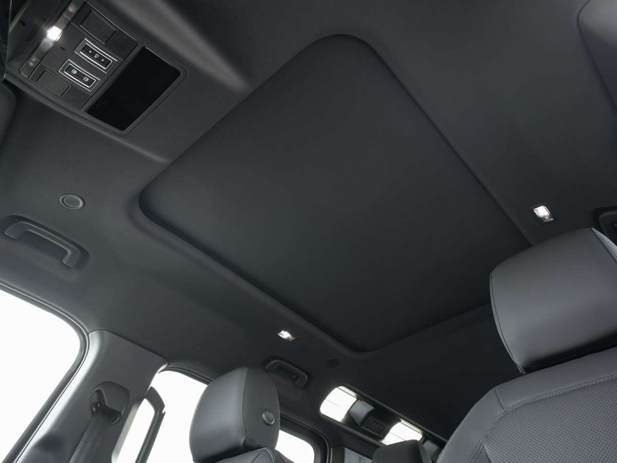 2026 Land Rover Defender 110 P300 S thumb 18