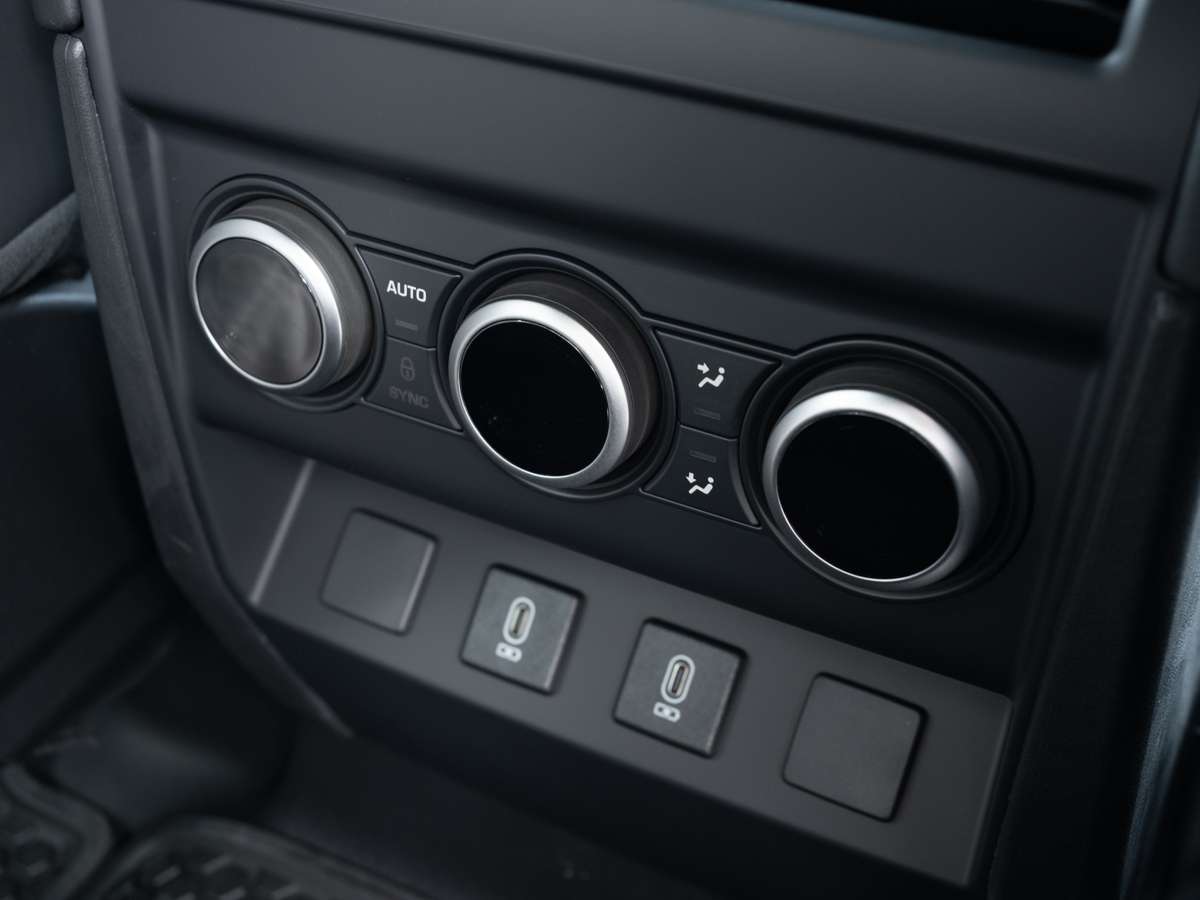 2026 Land Rover Defender 110 P300 S thumb 17
