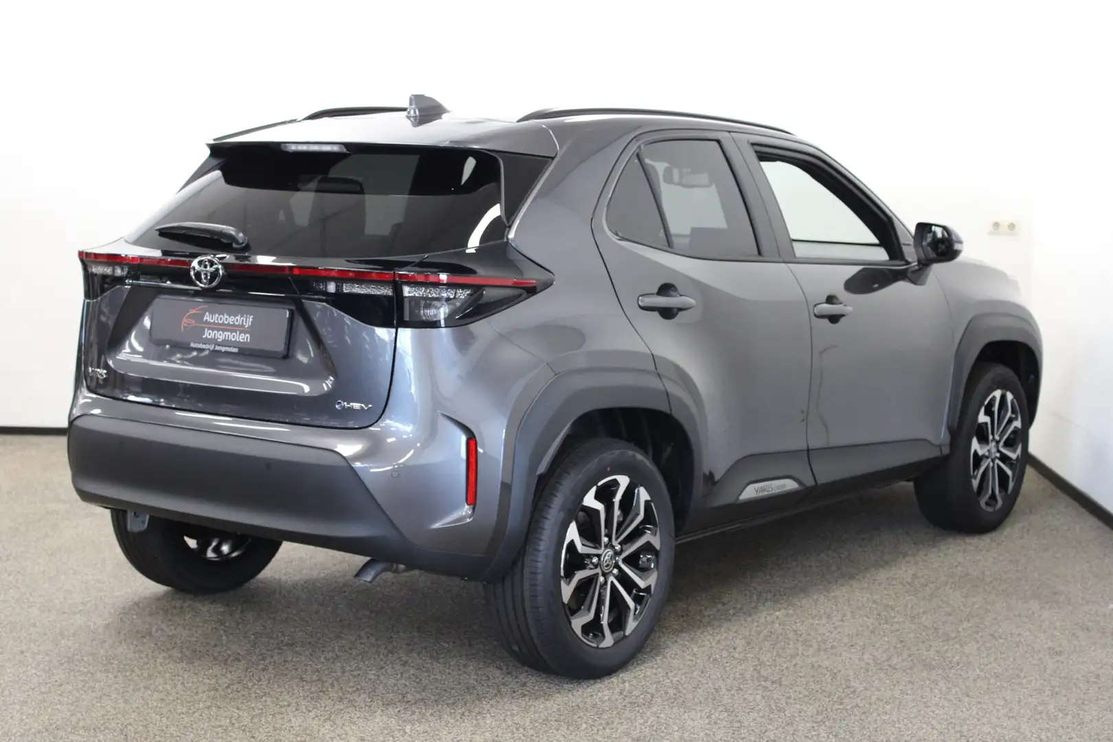 Toyota Yaris Cross 1.5 Hybrid 130 Dynamic Grijs - 2