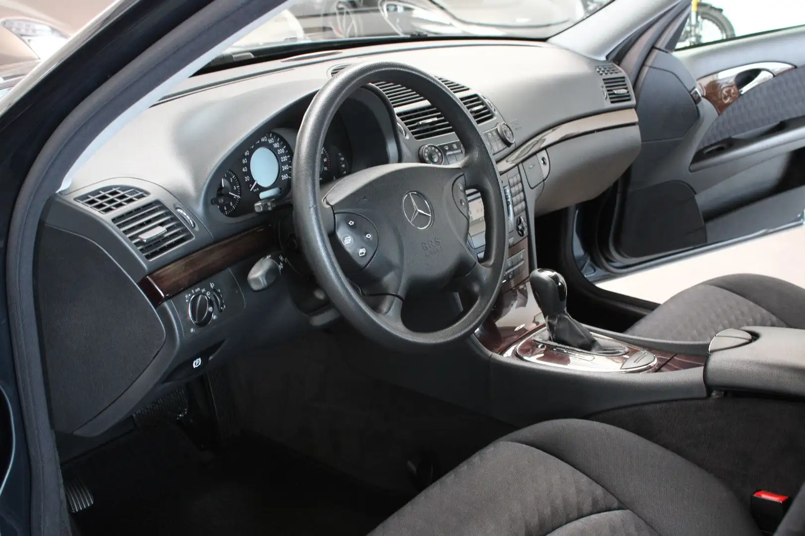 Mercedes-Benz E 240 Limousine Automatik mit 146100km & Extra´s Negro - 2