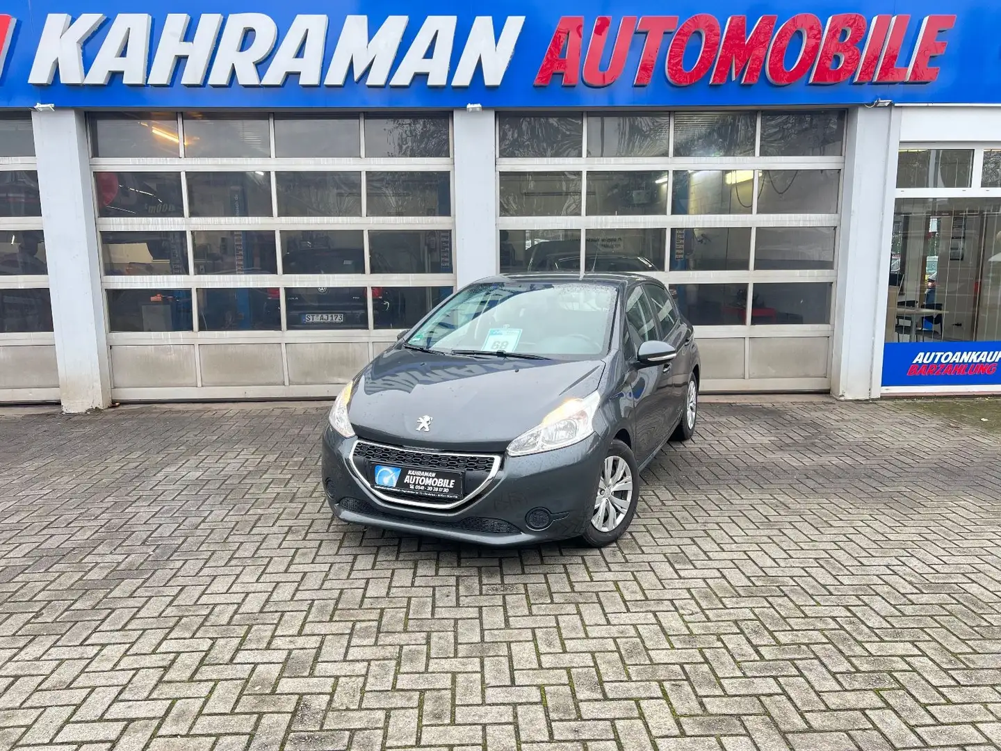 Peugeot 208 1.2 Allure PureTech 82 Grau - 1