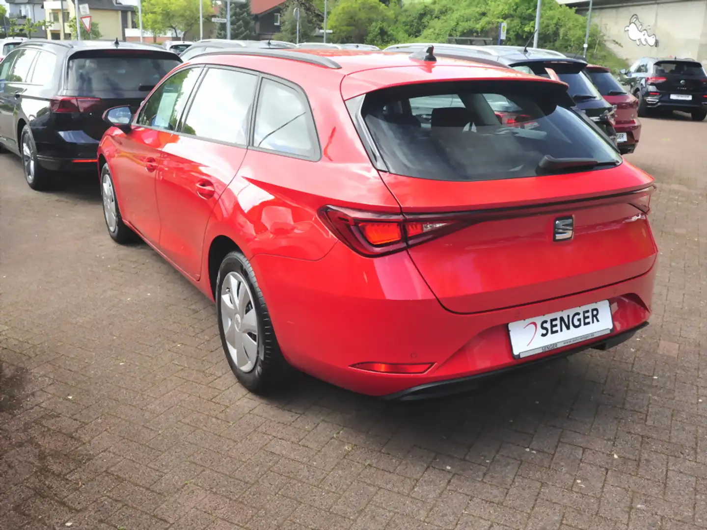 SEAT Leon Sportstourer 2.0 TDI Reference LED GRA Rouge - 2