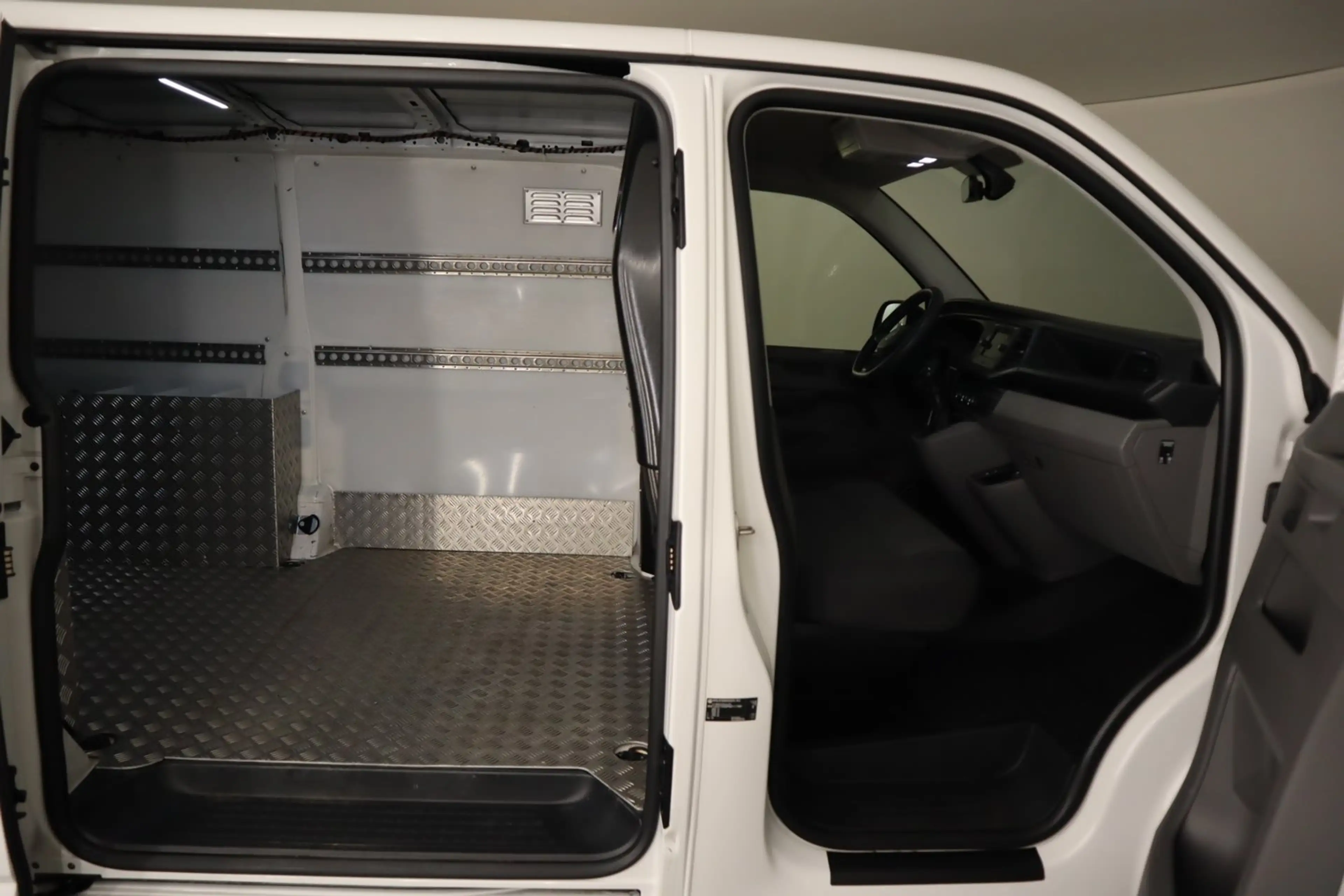 Volkswagen T6.1 Transporter VW Transporter T6.1 Kastenwagen TDI — photo 13