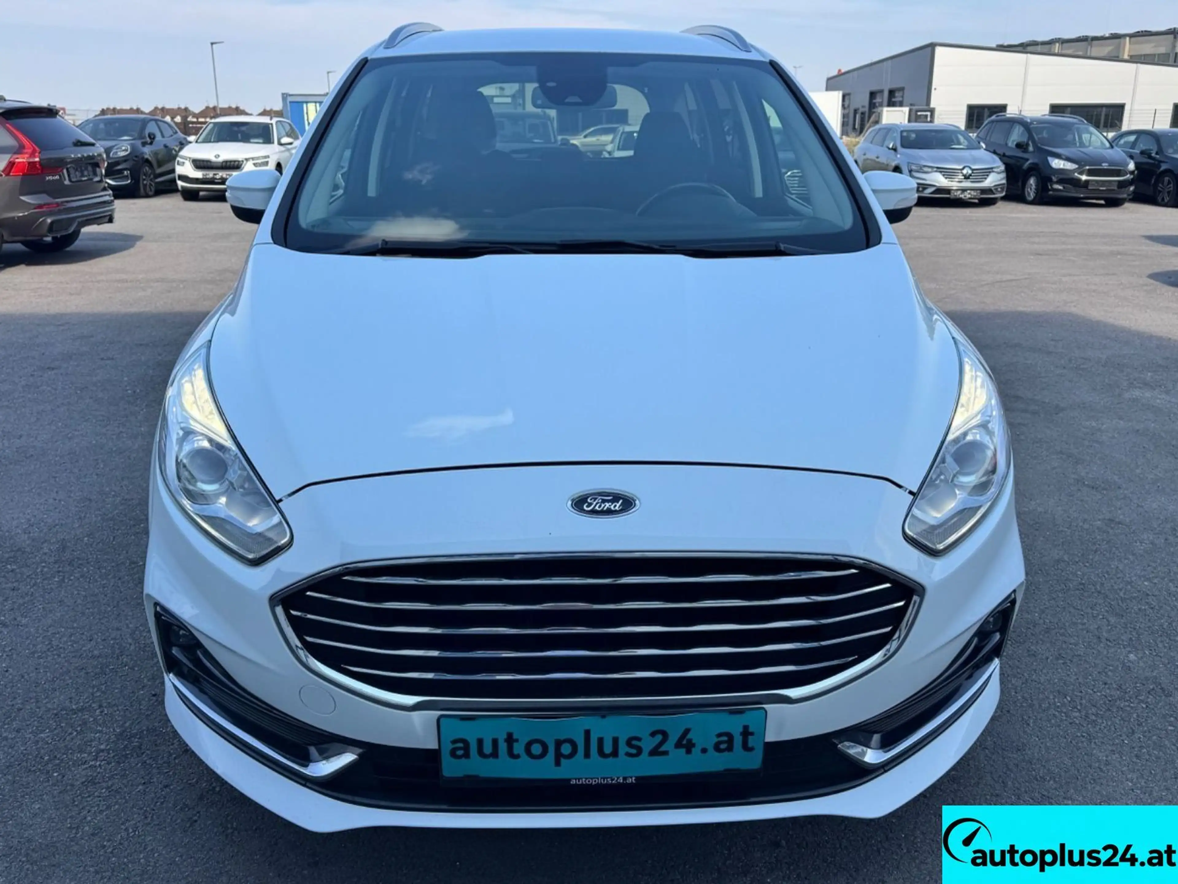Ford Galaxy 2,0 EcoBlue SCR Titanium — photo 2