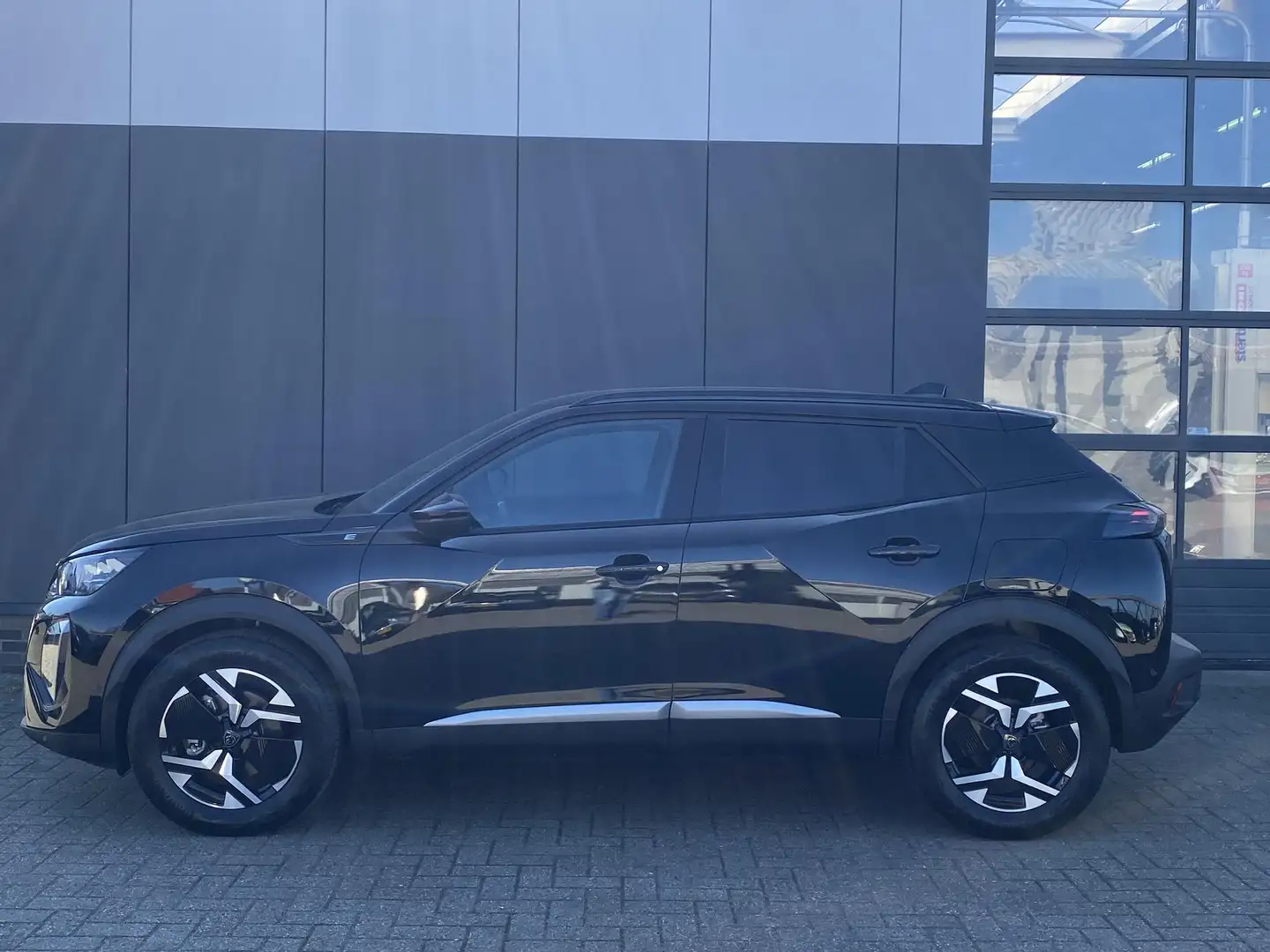 Peugeot e-2008 EV GT Avantage 54 kWh | NIEUW | Navigatie | Camera Siyah - 2