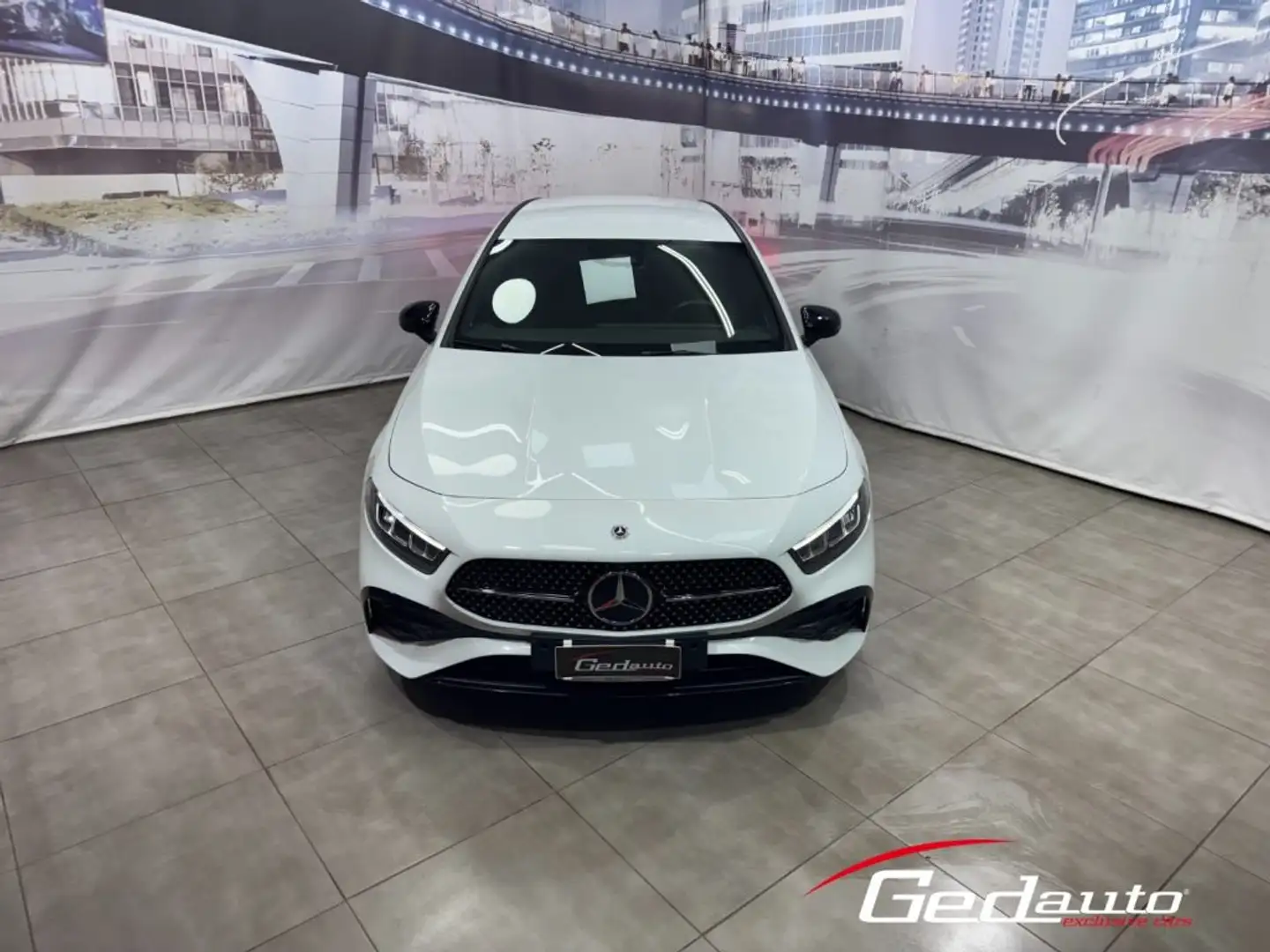 Mercedes-Benz A 180 d Automatic AMG Line Premium NIGHT FULL-LED NAVI Blanc - 2