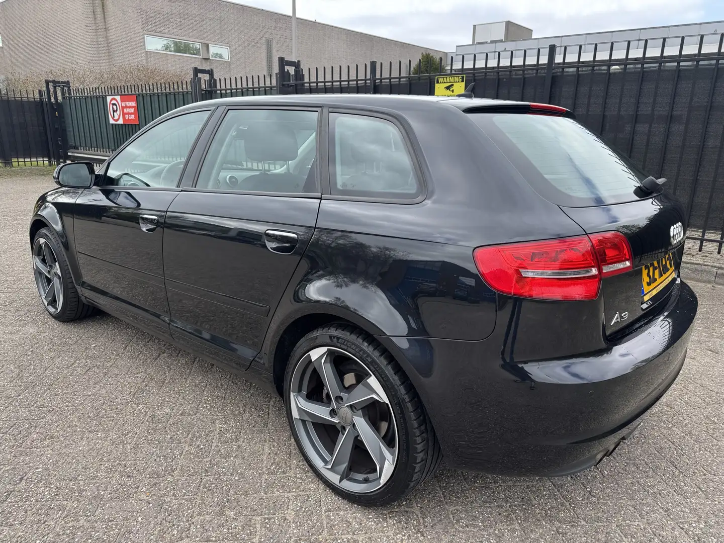 Audi A3 Sportback 1.4 TFSI 6 Versn Attraction Advance Clim Negro - 2