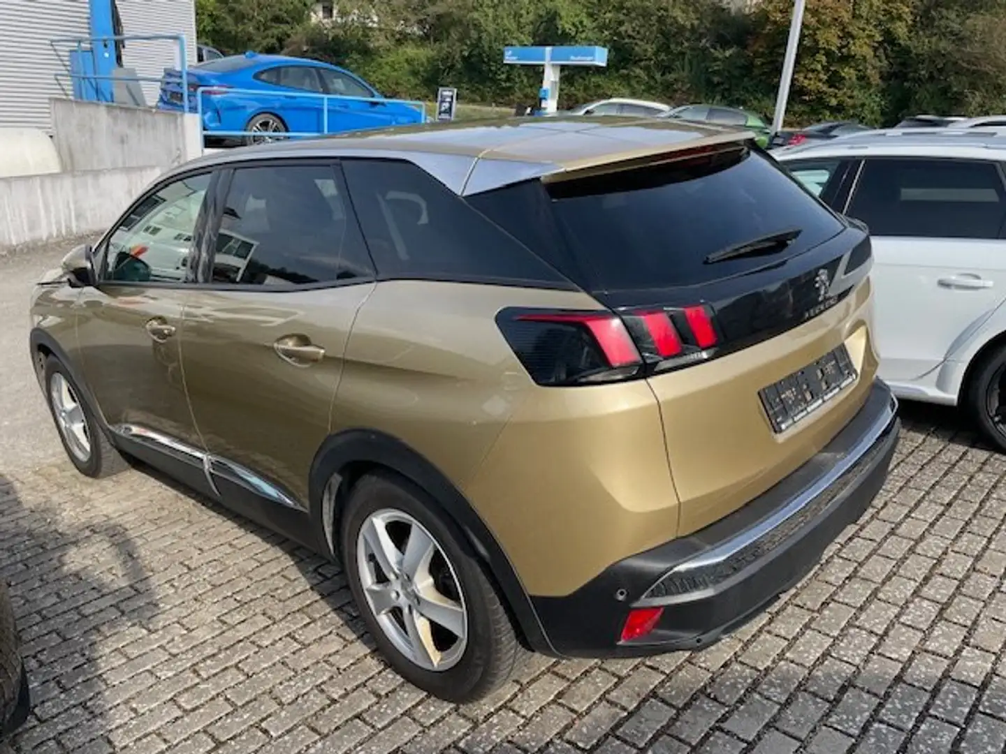 Peugeot 3008 Allure Automatik, 8fach bereift, Beige - 2