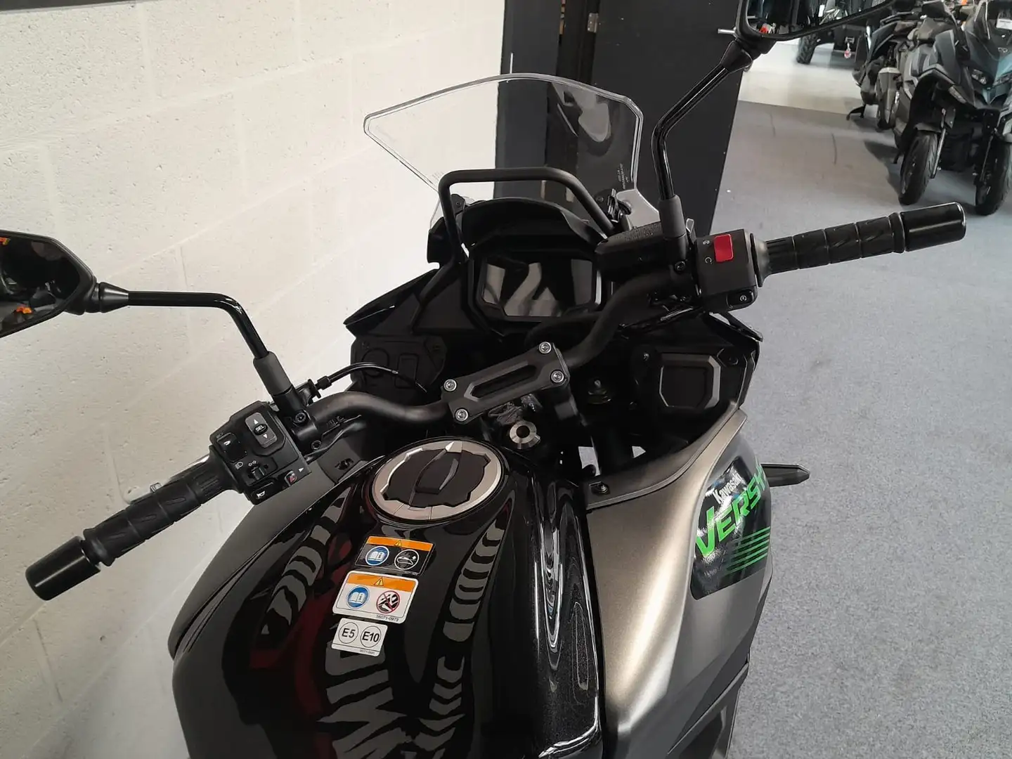 Kawasaki Versys 650 ABS E5+ 2025 FULL BLACK Zwart - 2