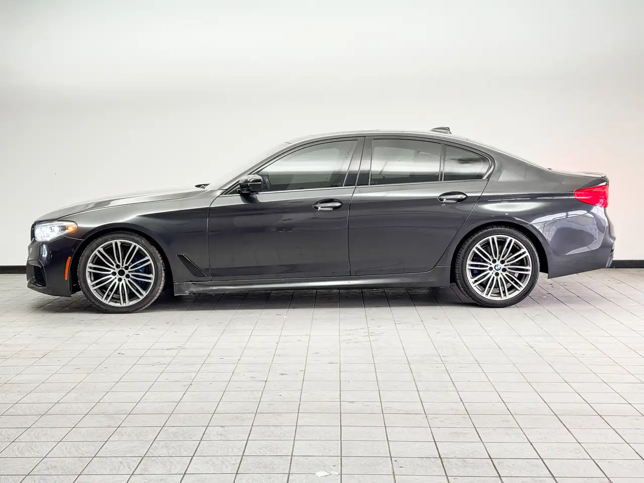 BMW 5 Series снимка BMW 5 Series