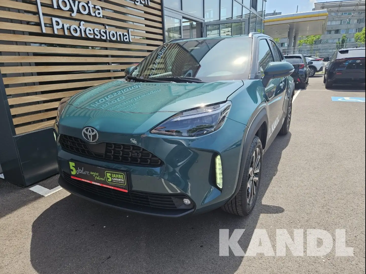 Toyota Yaris Cross 1.5 VVT-i Hybrid Active Drive Aut. Safetypaket Grün - 1
