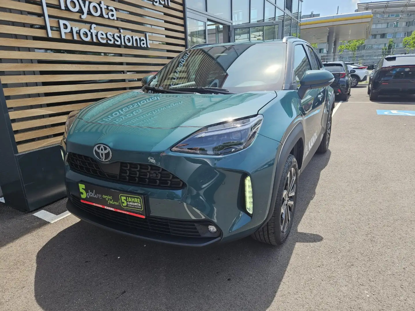 Toyota Yaris Cross 1.5 VVT-i Hybrid Active Drive Aut. Safetypaket Grün - 2