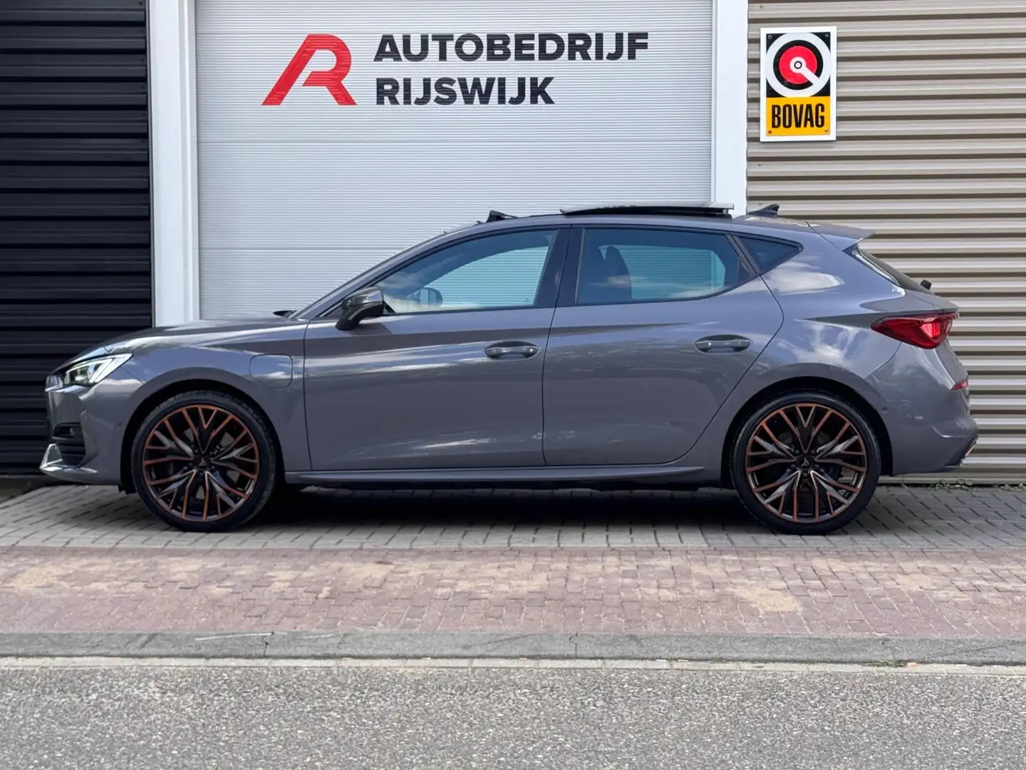 CUPRA Leon 1.4 e-Hybrid VZ Copper Edition Pano/Matrix/Camera Grijs - 2